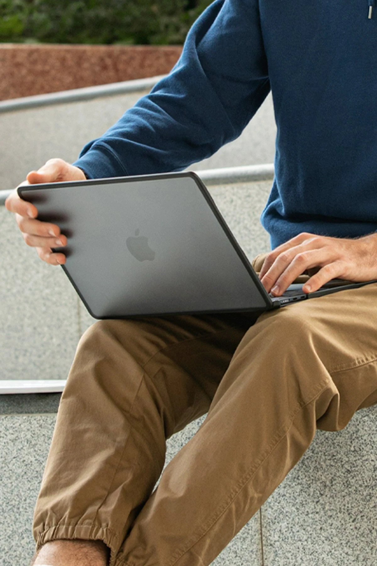 Uniq Macbook Air 13 (2022) Venture Hybrid Macbook Kapak