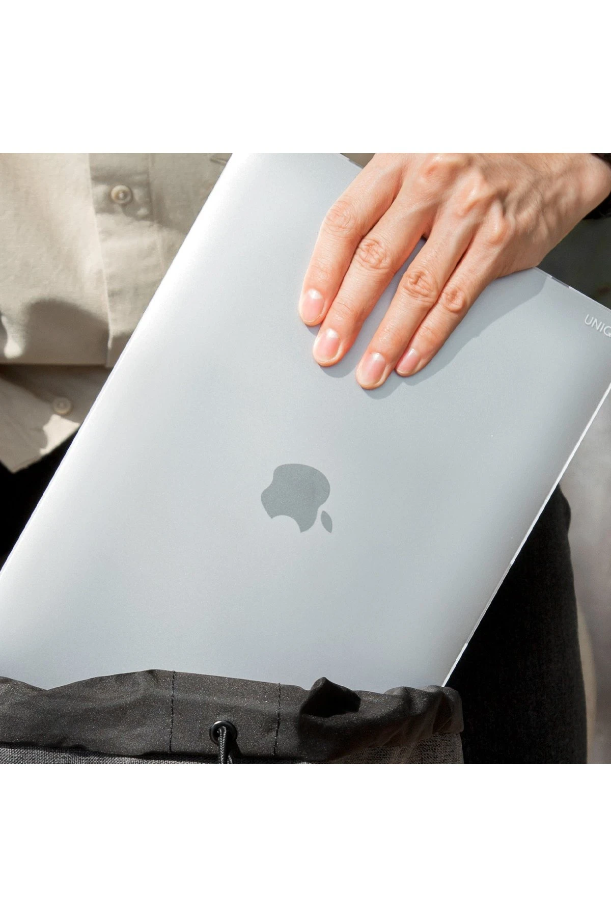 Uniq Macbook Pro 16 (2021) Claro Mat Macbook Kapak