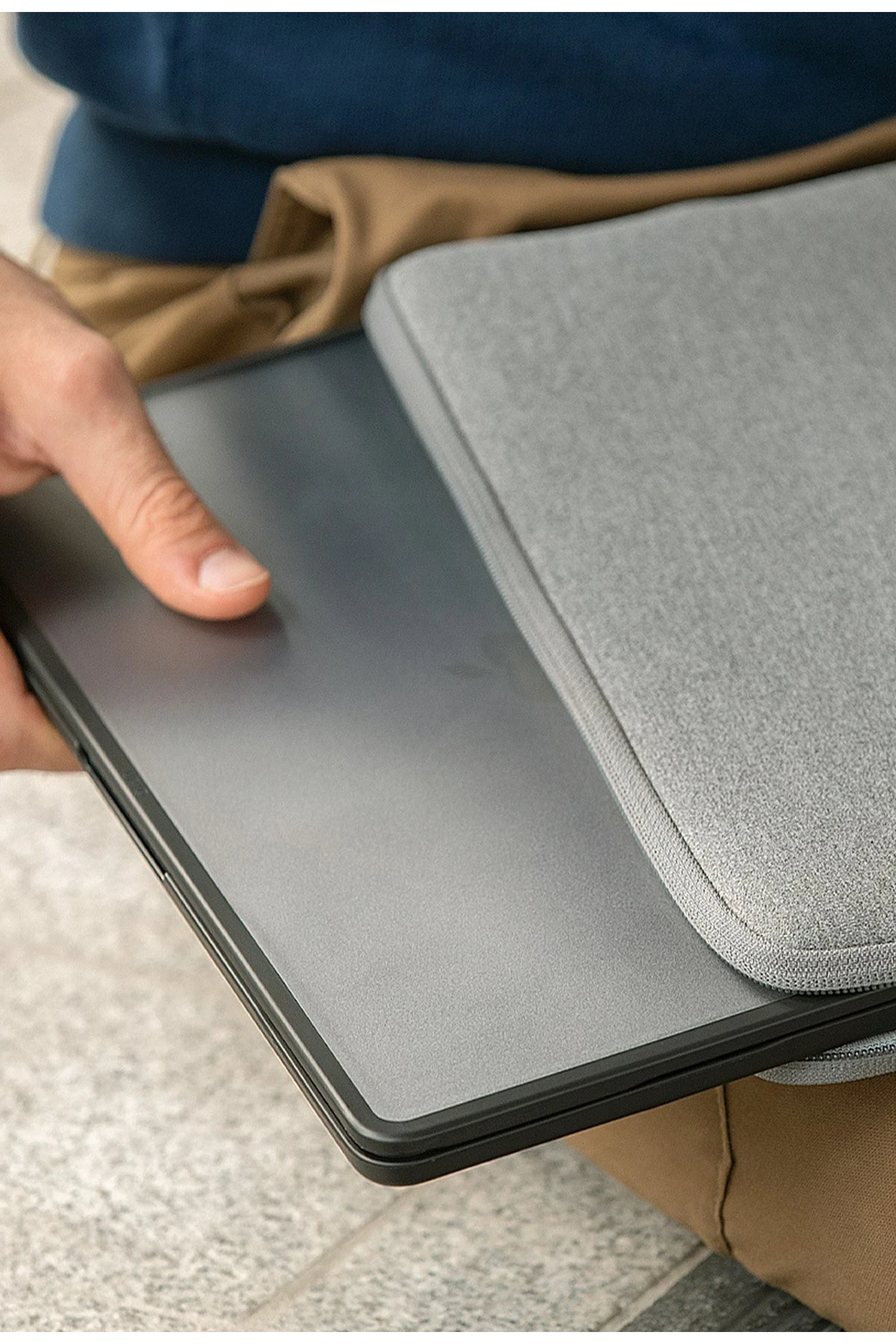 Uniq Macbook Air 13 (2022) Venture Hybrid Macbook Kapak