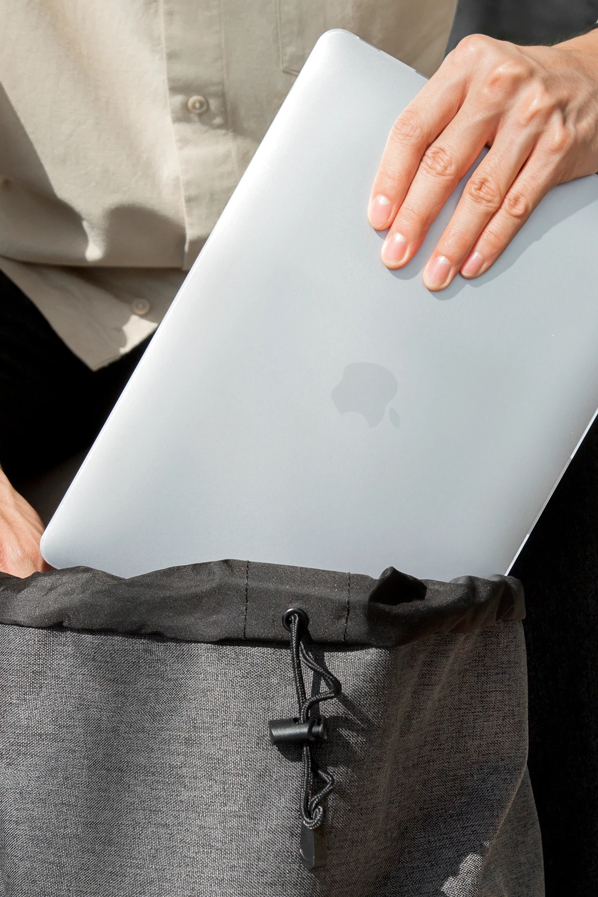 Uniq Macbook Pro 14 (2024) Vero Macbook Kapak